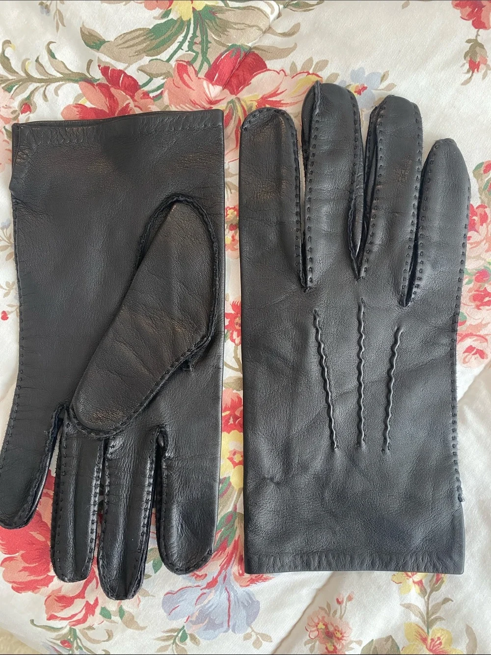 Soft and supple black leather gloves with classic three-point stitch details, M